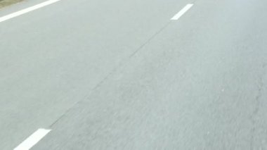 Yolda hareket. Asfalt yol ile işaretleme