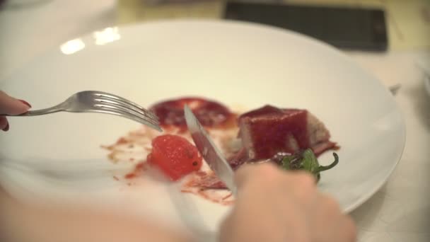 수 박으로 구운된 고기를 먹는 여자. 손으로 클로즈업 — 비디오