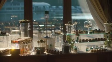 Düğün çikolata. Çikolata Çerezler ve doğum günü, yıldönümü, düğün için plaka üzerinde renkli şeker ile