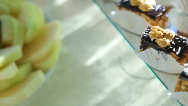 Barrita de caramelo de boda. Barrita de caramelo con galletas y dulces de colores en el plato para cumpleaños, aniversario, boda — Vídeos de Stock