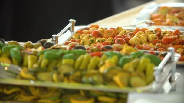 Comida diferente de la mesa de cena de catering — Vídeo de stock