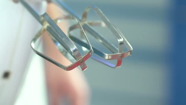 Un batteur électrique aux œufs est allumé 