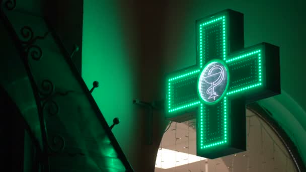 Beleuchtetes grünes Pharma-Kreuz. Apotheken-Straßenschild — Stockvideo
