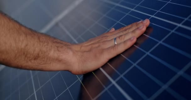 Närbild av manlig ingenjör hand vidrör solceller elektriska solpaneler batteri. Begreppet solenergi, grön förnybar energi och innovationer. — Stockvideo