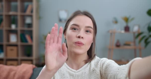 Gros plan de belle femme ayant un appel vidéo et montrant avec la phrase en langue des signes Bonjour, parlez-moi de vous-même. Femme souriant tout en communiquant au téléphone à la maison. — Video