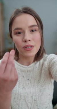 Sağır-dilsiz işaret diliyle gelen çekici genç kadın senin adına çok mutlu oldu. Milenyum dişisi video görüşmesi yaparken akıllı telefon kullanıyor. Dikey video.