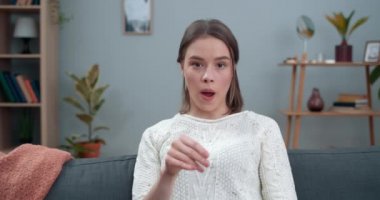 Sağır-dilsiz işaret diliyle görünen kadın görüntüsü kameraya bakarken plastiğe hayır diyor. Evdeki kanepede otururken çevre hareketini destekleyen güzel bir kadın..