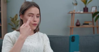 Sağır kızın video konuşması ve işaret dili cümlesiyle görüntüsünü kapatın. Yardım için teşekkürler. Gülümseyen ve iletişim için telefonu kullanan bir kadın. İşitme kaybı.