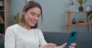 Sağır bir kadının video konuşması ve işaret dili cümlesiyle mutlu bir şekilde gösterilmesi. Neşeli bir kadın ve iletişim için akıllı telefonu kullanıyor. İşitme kaybı.