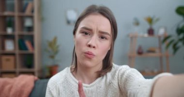 Sağır üzgün bir kadının video konuşması ve işaret dili cümlesiyle korkunç haberler göstermesi. İletişim için akıllı telefonu kullanırken kameraya bakan kadın.
