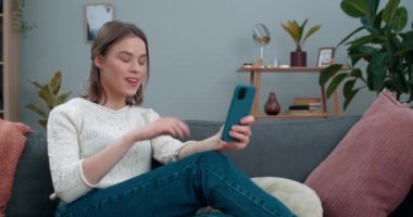 Sağır, güzel bir kadın video görüşmesi yapıyor ve işaret diliyle konuşuyor. Merhaba, bana kendinizden bahsedin. Kadın milenyum insanı cep telefonuyla iletişim kurarken gülümsüyor.