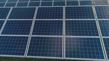 Güneş panelleri sırada duran yenilenebilir enerji istasyonunun ekili görüntüsü. Alternatif güneş enerjisi kavramı, gelecekteki teknoloji ve yenilikler.