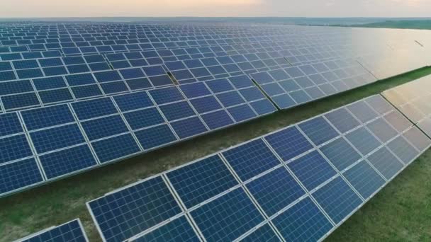 Vista aérea de drones de gran cantidad de paneles de energía solar en la estación de energía en fila. Concepto de tecnología futura, sol renovable y energía alternativa. — Vídeos de Stock