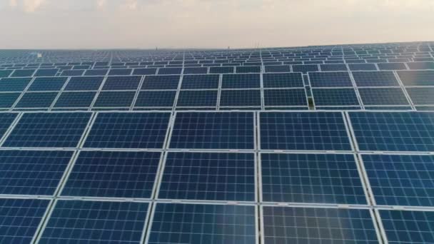 Pohled na alternativní energetickou farmu se slunečními panely stojícími v řadě. Koncepce obnovitelné solární energie, budoucí technologie a inovace. — Stock video