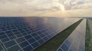 Kuyruklarda duran geniş panellerle güneş enerjisi istasyonunun insansız hava aracı görüntüsü. Yeşil eko gücü kavramı, gelecekteki teknoloji ve yenilikler.