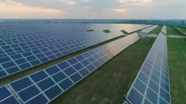 많은 양의 태양 전지가 있는 태양열 발전소를 공중에서 볼 수있습니다. 재생 가능 한 태양 에너지의 개념, 미래 기술. — 비디오