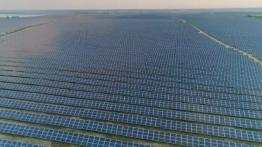Büyük güneş enerjisi istasyonunun hava üstü drone görüntüsü. Solarpaneller sırada bekliyor. Yenilenebilir ve alternatif enerji kavramı, gelecekteki teknoloji.