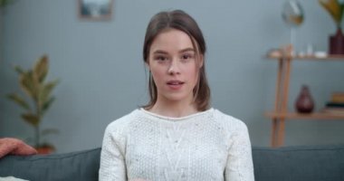 Sağır-dilsiz işaret diliyle konuşan bir kadının hayvanları kurtarışını yakından izleyin. Kameraya bakıp kanepede otururken hayvanlara yapılan zulmü protesto eden genç bir kadın..