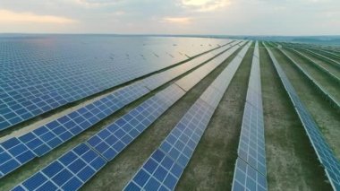 Büyük miktarda güneş paneli hücresi olan güneş enerjisi istasyonunun havadan görünüşü. Gelecekteki teknoloji kavramı, yenilenebilir güneş enerjisi, hücre enerji santralleri.