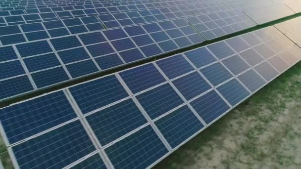 Aereo drone colpo di grande quantità di celle solari sulla stazione di energia in piedi in fila. Concetto di tecnologia futura, energia solare rinnovabile, centrali elettriche a celle. — Video Stock
