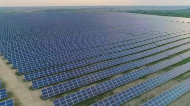 Devasa güneş enerjisi istasyonunun hava aracı görüntüsü. Yenilenebilir ve alternatif enerji kavramı, gelecekteki teknoloji.