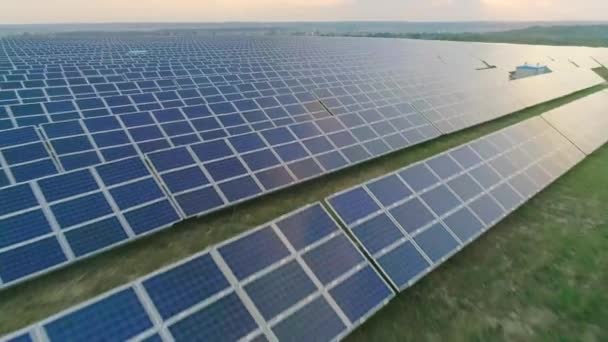 Vue aérienne d'un grand nombre de cellules solaires sur une centrale électrique située en rangée. Concept de technologie future, soleil renouvelable et énergies alternatives. — Video