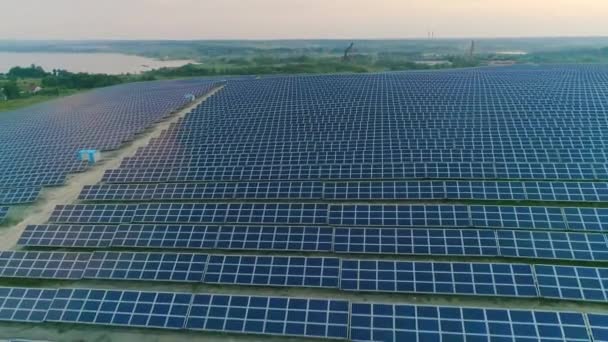 Drone aéreo tiro superior de células solares na estação de energia limpa com iluminação solar. Conceito de energia solar renovável, fazenda de energia, tecnologia futura. — Vídeo de Stock