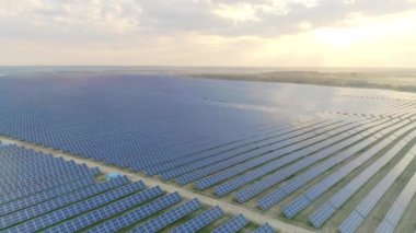 Ekoloji güneş enerjisi istasyonunun hava aracı görüntüsü ve alanlarda bol miktarda güneş paneli var. Yenilenebilir ve alternatif enerji kavramı, gelecekteki teknoloji.