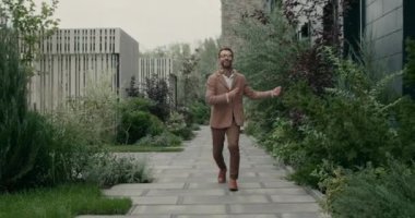 Gözlüklü neşeli sakallı adam keyifliyken parmağını şaklatıp ıslık çalıyor. Şehir caddesinde yürürken gülümseyen ve komik bir iş adamı. Duyguların kavramı.