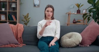 Milenyum kadını sağır dilsiz işaret diliyle kameraya bakarken plastiğe hayır diyor. Evde kanepede otururken çevreci hareketi destekleyen çekici bir kadın..