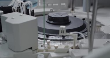 Mashine 'ı otomatik örnekleme ve analiz için test etme görüşü. Robo el, test tüpünden örnek alıyor. Bilimde yeni teknolojiler. Tıp laboratuarı kavramı.