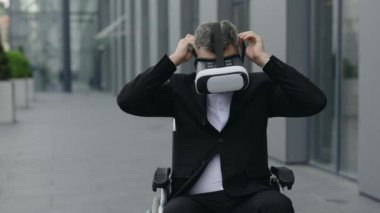 Sanal gerçeklik kulaklığı takan yetişkin iş adamının ekili görüntüsü. Resmi takım elbiseli, engelli CEO yöneticisi VR Google 'da şehir caddesinde aratmış. Gelecekteki teknoloji kavramı.