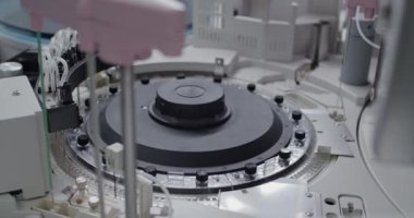 Otomatik örnekleme ve analiz için laboratuvar test ekipmanları. Robo el, test tüpünden örnek alıyor. Bilimde yeni teknolojiler. Tıp laboratuarı kavramı