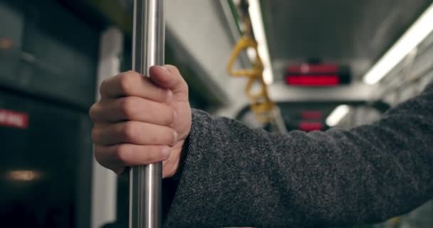 Widok na męską rękę trzymającą poręcz w podziemnym pociągu. Pojęcie dojazdów do pracy, transport publiczny. — Wideo stockowe
