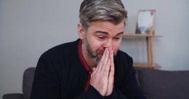 Duygusal olgun bir adamın konuşmasına ve üzgün görünmesine yakından bakın. Terapi seansında erkek sakallı biri iletişim kuruyor. İnsan sorunları kavramı, depresyon.