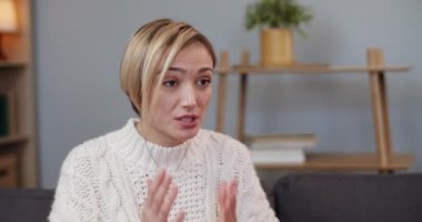 Duygusal sarışın kadının ofiste terapistle sohbet edişine yakından bakın. Terapi seansında psikologun önünde oturan bir kadın. Halkın sorunları kavramı.