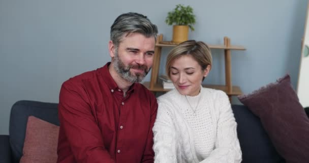 Close-up zicht op getrouwde man en vrouw make-up en omarmen tijdens het zitten op psycholoog kantoor. Vrolijk stel glimlachend en hand in hand. Relatiebegrip, gezin. — Stockvideo
