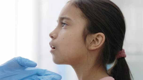 Test na obecność koronawirusów. Pracownik medyczny pobiera wymaz z próbki wirusa korony od potencjalnie zakażonego dziecka. Koncepcja metody diagnostycznej PCR, szybki test kowidu. — Wideo stockowe