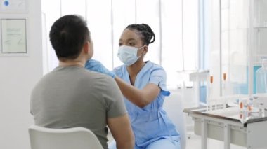 Corona virüsü testi için kapalı alanda hemşire tarafından boğaz örneği alan bir tıp çalışanı. Corona virüsü için PCR boğaz örneği. Covid araştırma ve tanı kavramı.