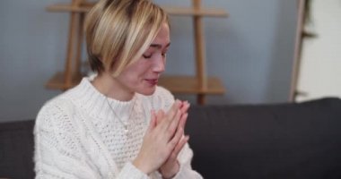 Ofiste terapistle konuşurken ağlayan üzgün sarı saçlı kadını yakından izle. Terapi seansında duygularını gösteren bir kadın. Halkın sorunları kavramı.