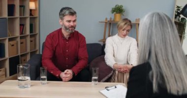 Aile sorunlarını psikologla paylaşan mutsuz çiftin mahsul görüşü. Kadın uzmanla terapi seansı yaparken konuşan erkek ve dinleyen kadın. İlişki sorunları kavramı.