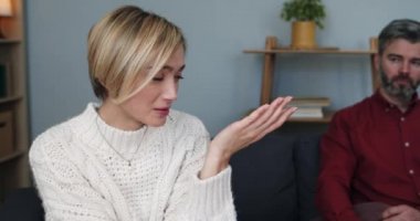 Aile psikologu ile ilişki sorunları olan evli çiftlerin yakın çekimi. Kocası dinlerken mutsuz bir eş danışmanla konuşuyor ve onu alkışlamaya çalışıyor. Evlilik kavramı.