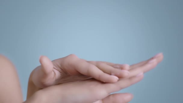Close up widok kobiety z nagimi paznokciami paznokcie kolor wprowadzenie i krem do masażu na rękach. — Wideo stockowe