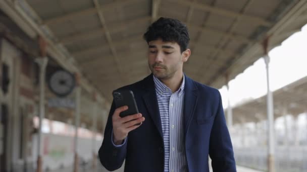 Επιχειρηματίας χρησιμοποιώντας smartphone, ενώ το περπάτημα στο δρόμο — Αρχείο Βίντεο