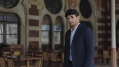 Açık havada resmi giyinmiş kendine güvenen bir adam.