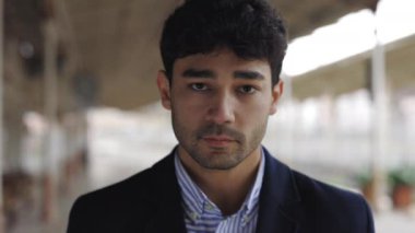 Düşünceli iş adamı istasyonda tek başına duruyor.