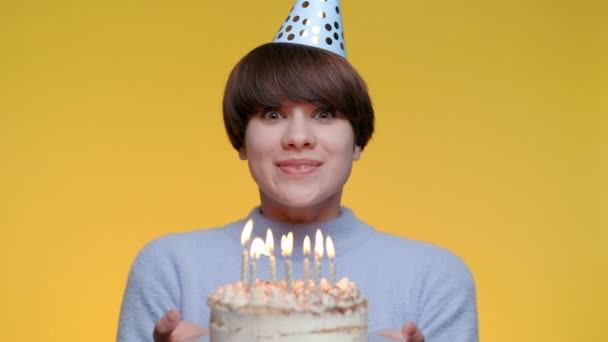 Jolie femme soufflant des bougies sur le gâteau d'anniversaire — Video