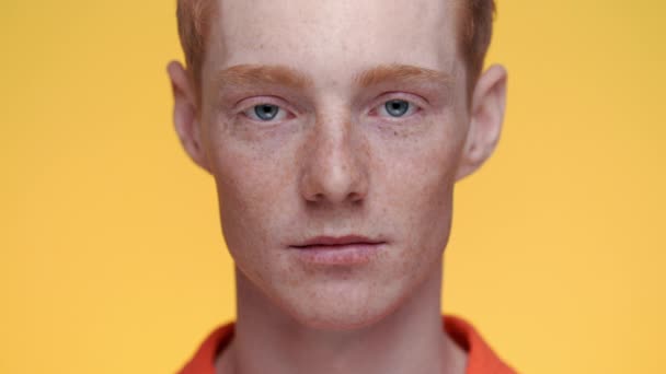 Detailní záběr mladého zrzavého muže s modrýma očima — Stock video