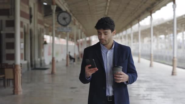 Empresario con smartphone y café caminando por la calle — Vídeos de Stock