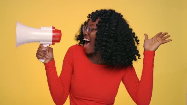 Positieve zwarte vrouw schreeuwen in megafoon — Stockvideo